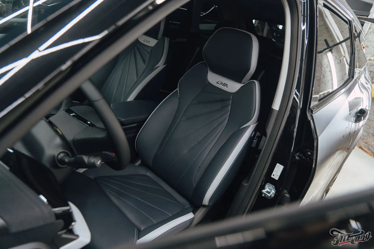 Подарок для будущей супруги: оклеили Geely Atlas матовым винилом, переднюю часть забронировали полиуретаном, добавили глянцевые наклейки + защита глянца в салоне, керамика пленки и кожи